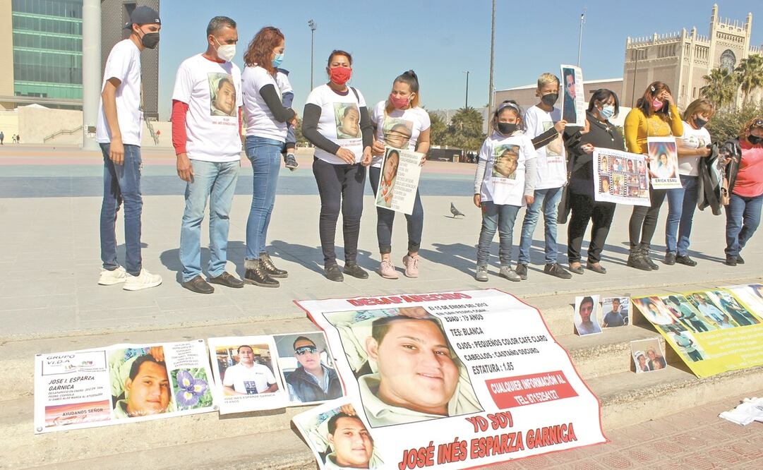 Cuatro de las cinco familias de los jóvenes desaparecidos protestaron en la explanada de la Plaza Mayor de Torreón para exigir justicia. Foto: Francisco Rodríguez. EL UNIVERSAL