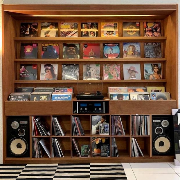 Los géneros del rock y el pop son de los más buscados por los amantes del disco de acetato. Pinterest.