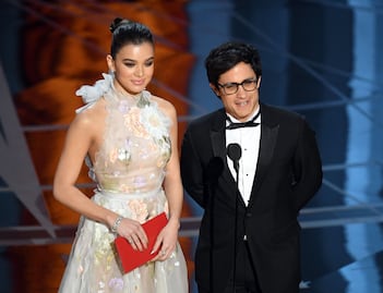 Gael García Bernal alza la voz contra el muro en los Oscar