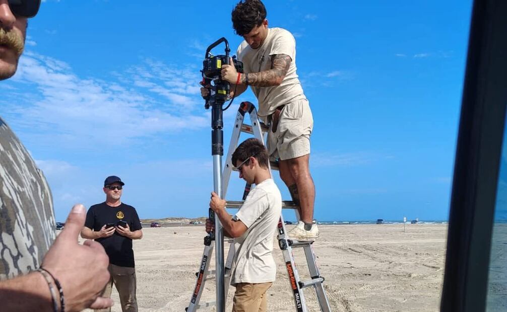 Estadounidenses colocan señalamientos de “zona restringida” en Playa Bagdad en Matamoros (17/11/2025). Foto: Especial