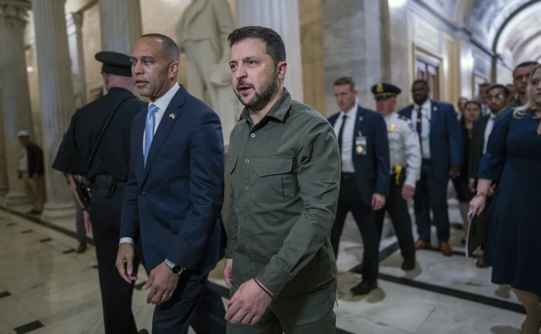 El presidente ucraniano Volodimir Zelensky es recibido por el líder del bloque demócrata en la Cámara de Representantes, Hakeem Jeffries. Foto: AP
