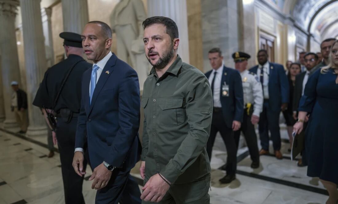 El presidente ucraniano Volodimir Zelensky es recibido por el líder del bloque demócrata en la Cámara de Representantes, Hakeem Jeffries. Foto: AP