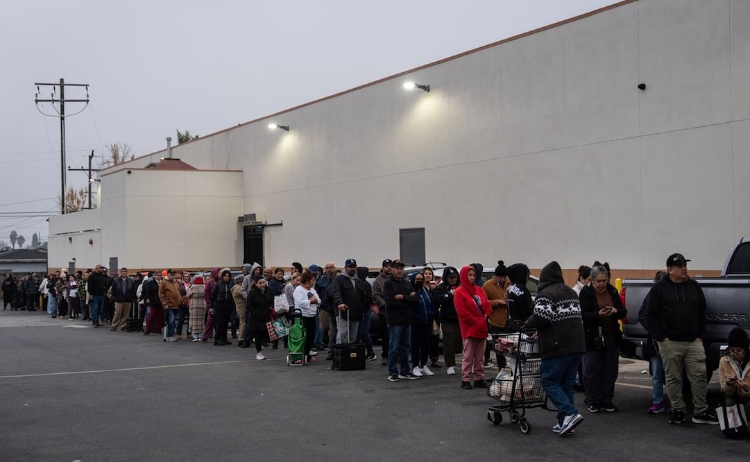 Compradores hacen fila afuera del mercado Amapola en Downey, California, para comprar masa para hacer tamales. Foto: Jae C. Hong. AP