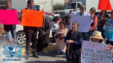 Organizaciones pro-vida rezan rosario afuera de San Lázaro