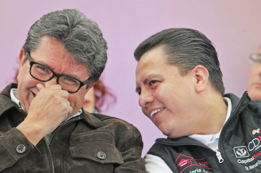 Ricardo Monreal, delegado de Cuauhtémoc, y Manuel Granados, consejero jurídico del GDF, bromean durante la presentación del Abogado en tu Casa (ISABEL MATEOS. CUARTOSCURO)