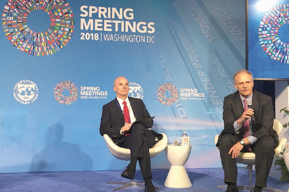 José Antonio González Anaya, secretario de Hacienda, acompañado de Alejandro Werner, director del Departamento Occidental del FMI, en las reuniones de primavera del organismo. (CORTESÍA)