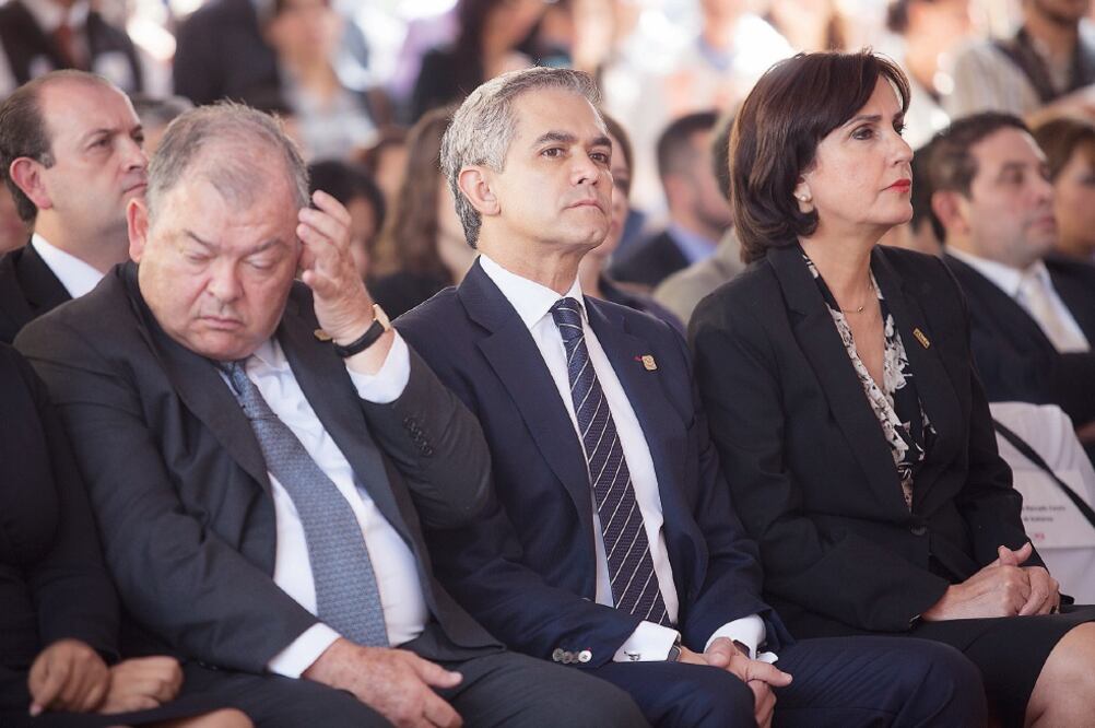 El jefe de Gobierno, Miguel Ángel Mancera estuvo acompañado por Édgar Elías Azar, presidente del Tribunal Superior de Justicia y Consejo de la Judicatura del Distrito Federal, y por Patricia Mercado (IVAN STEPHENS. EL UNIVERSAL)