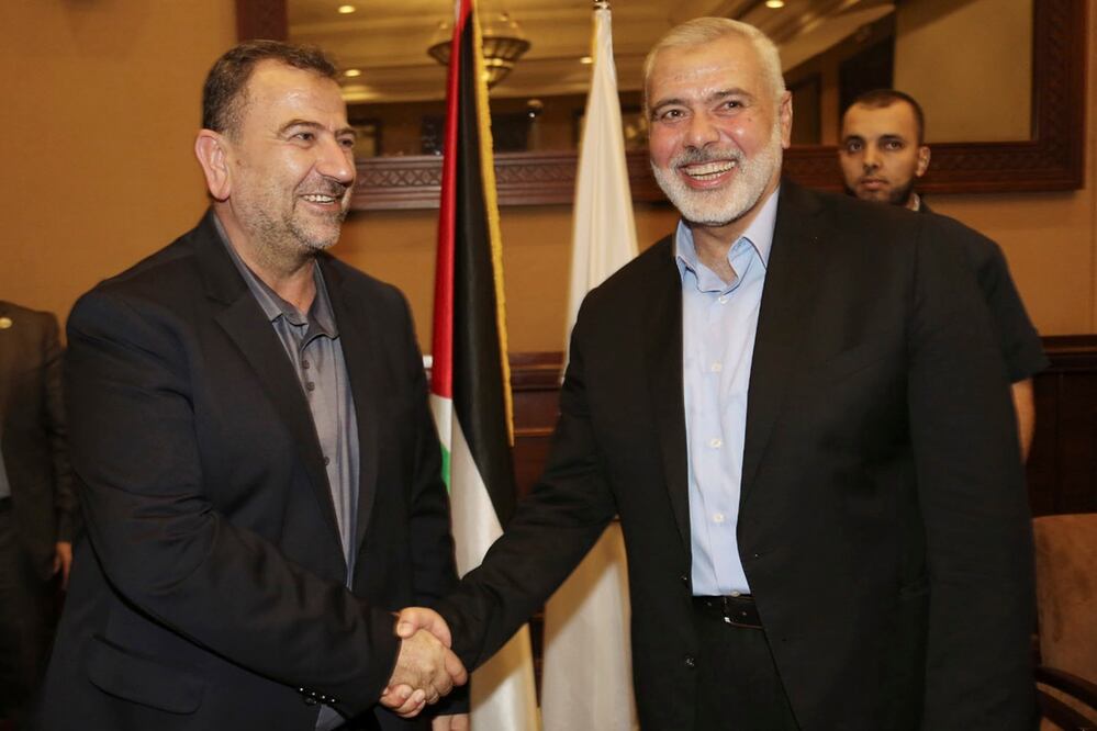 Ismail Haniyeh, a la derecha, el jefe de la oficina política de Hamas, le da la mano a su adjunto Saleh Arouri a su llegada a Gaza desde El Cairo, Egipto, en la ciudad de Gaza, en 2018. Foto: AP