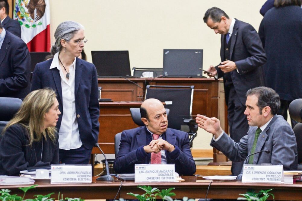 El consejero presidente del Instituto Nacional Electoral, Lorenzo Córdova Vianello ( primero de der. a izq.), al conversar ayer con los consejeros Adriana Favela y Enrique Andrade durante la sesión extraordinaria del órgano. (ISAAC ESQUIVEL/CUARTOSCURO)