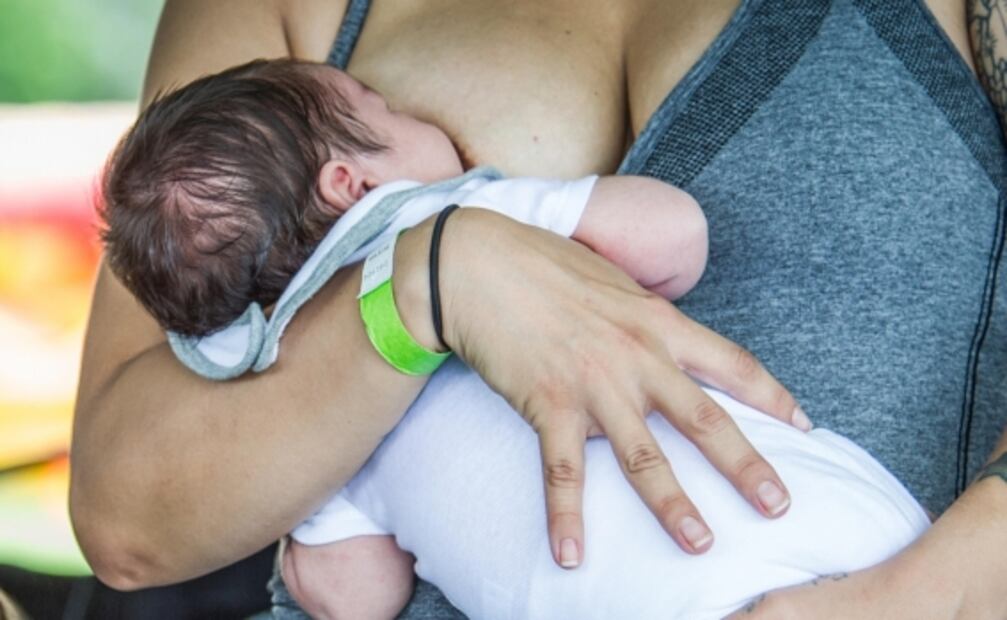 Mamás vacunadas con Pfizer contra Covid-19 transmiten anticuerpos a sus bebés