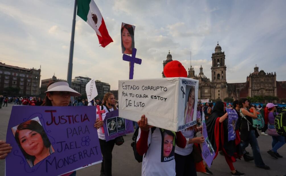 Cientos de mujeres en la CDMX marcharon al Zócalo capitalino para exigir justicia ante la violencia y que no haya impunidad, el 25 de noviembre de 2025. Foto: Luis Camacho / EL UNIVERSAL