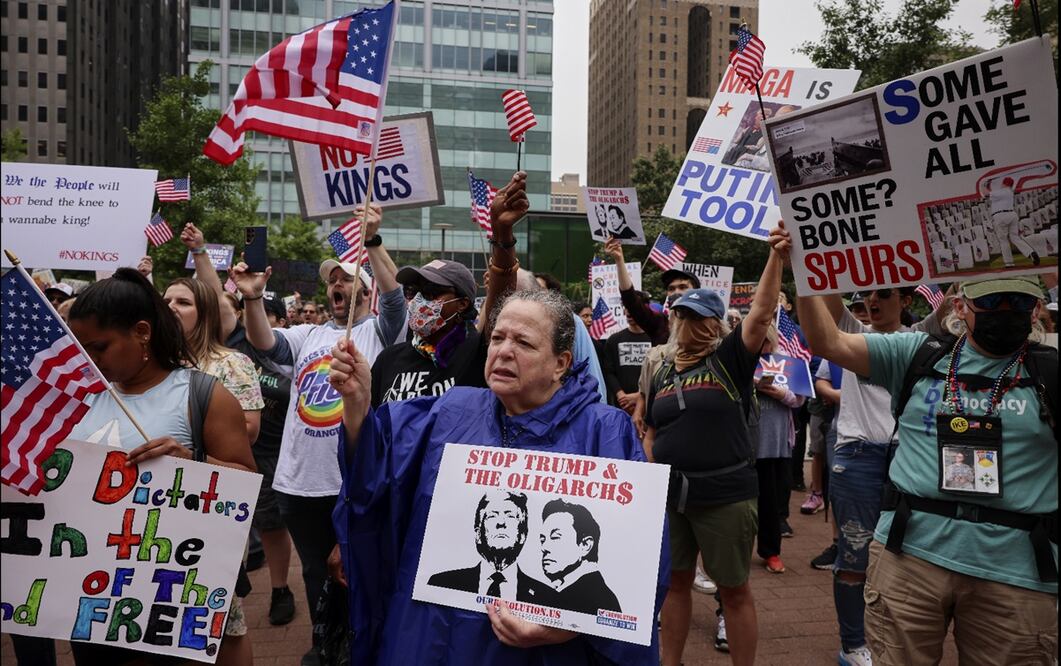 Gente con pancartas contra Donald Trump se reúne en Love Park en Filadelfia, durante la llamada protesta "No Kings", el sábado 14 de junio de 2025. Foto: AP