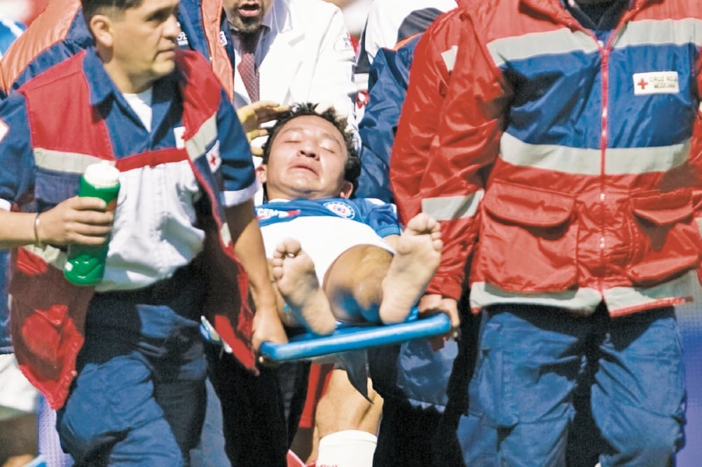 El volante cementero fue llevado a un hospital para recuperarse (CLAUDIO CRUZ. AP)