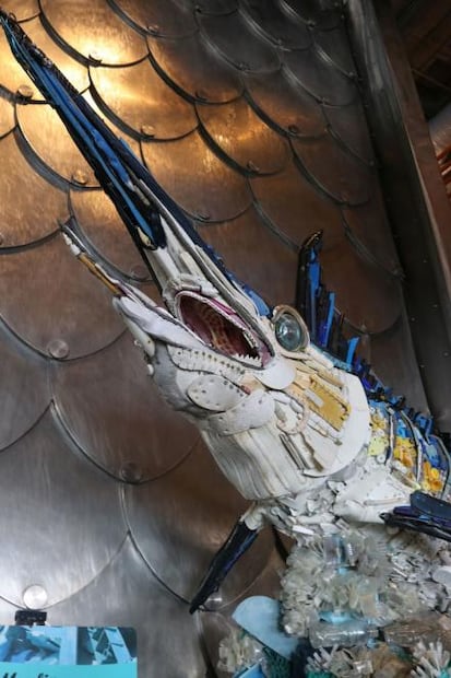 Artista crea esculturas con basura del mar