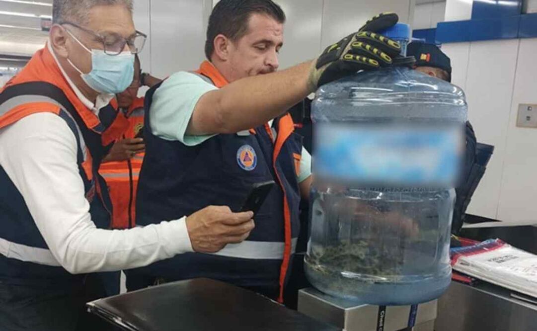 Protección Civil del STC Metro de la situación, quienes retiraron el garrafón y lo trasladaron a instalaciones de la estación Cuauhtémoc de la Línea 1. Foto: Especial