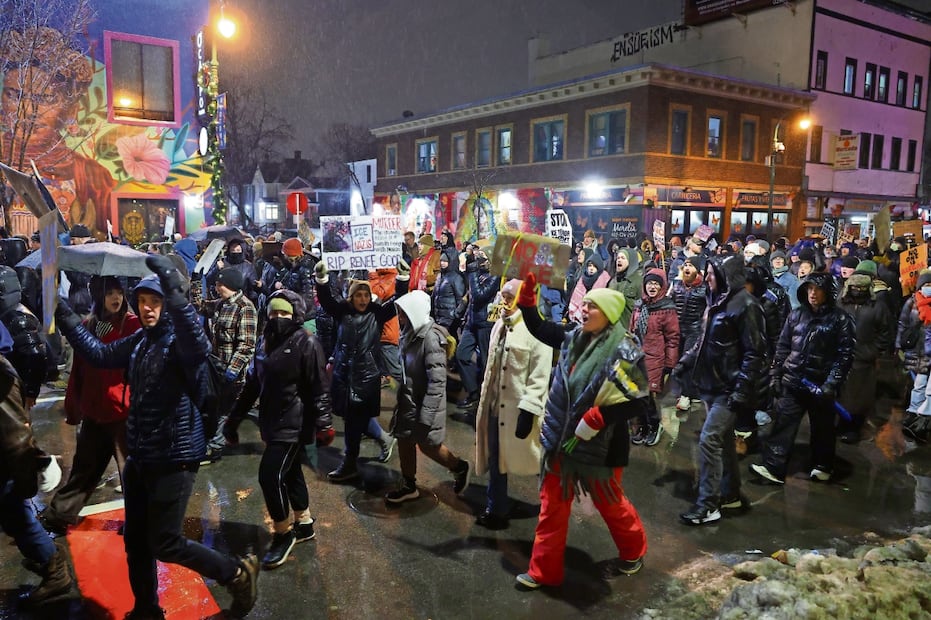 Manifestación en honor a la mujer que murió a manos de agente del ICE, en Minneapolis. Foto: Scott Olson / AFP
