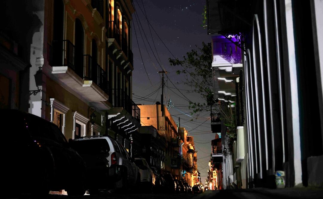 Personas caminan por una calle durante un apagón de luz en San Juan (Puerto Rico). Foto: EFE