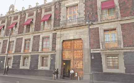 Piden 1.4 mdp para renovar oficina del titular de SEP con sala de piel y frigobares