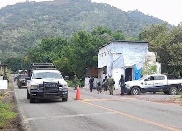 Reitera AMLO postura contra autodefensas en Michoacán ante violencia; señala a Felipe Calderón de iniciarla