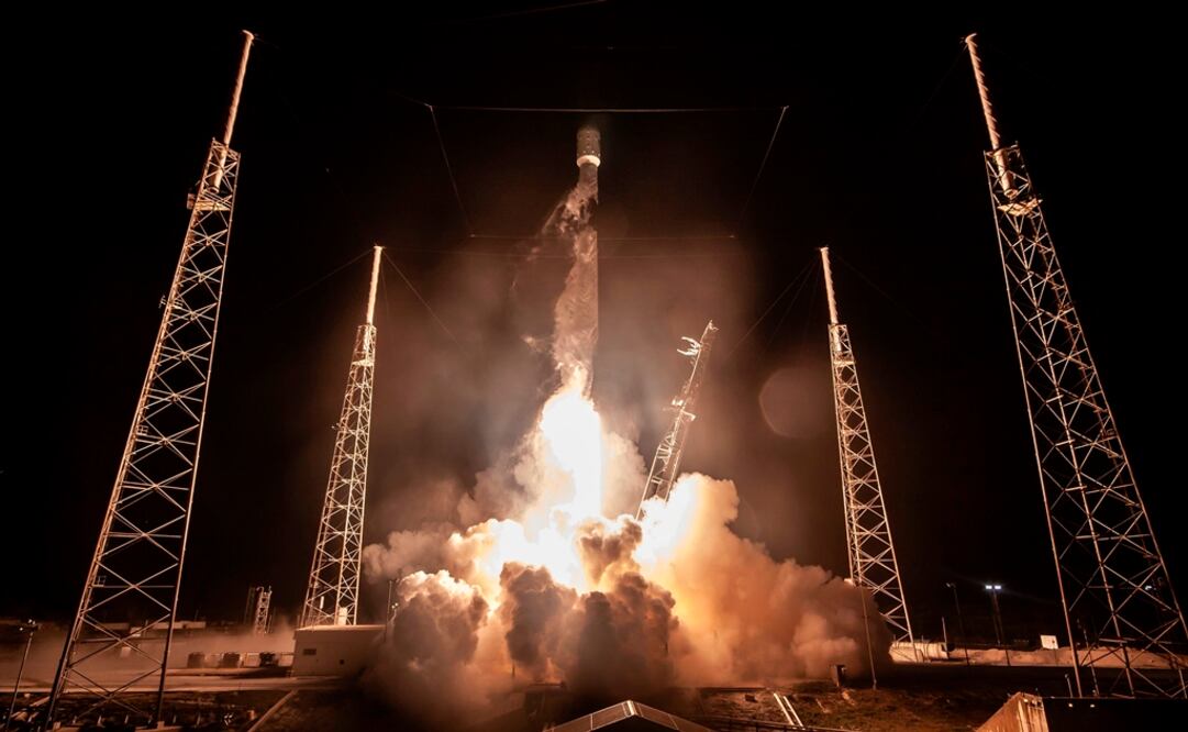 Imagen de archivo del Falcon 9 lanzando el satélite Nusantara Satu a la órbita desde el Complejo de Lanzamiento Espacial 40 (SLC-40), portando el satélite israelí Beresheet. Foto: HO / SPACEX / AFP