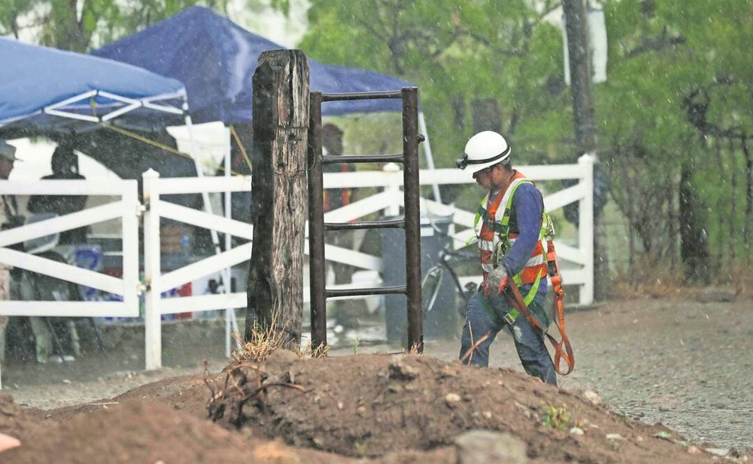 Ante la fuerte tormenta, Protección Civil y la Sedena ordenaron la suspensión de las labores de búsqueda en los pozos. Foto: Diego Simón/EL UNIVERSAL