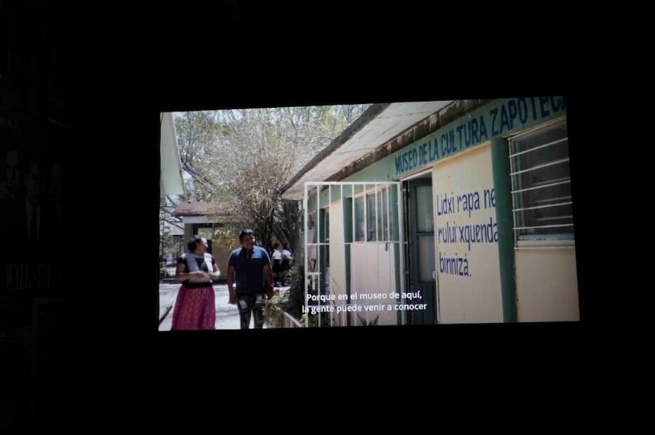 Los recorridos que realizan las y los estudiantes en el Museo de la Cultura Zapoteca son también en diidxaza’ (zapoteco). Imagen tomada durante la proyección del documental en La Casa del Cine. Foto: Yatzín D. Ordaz