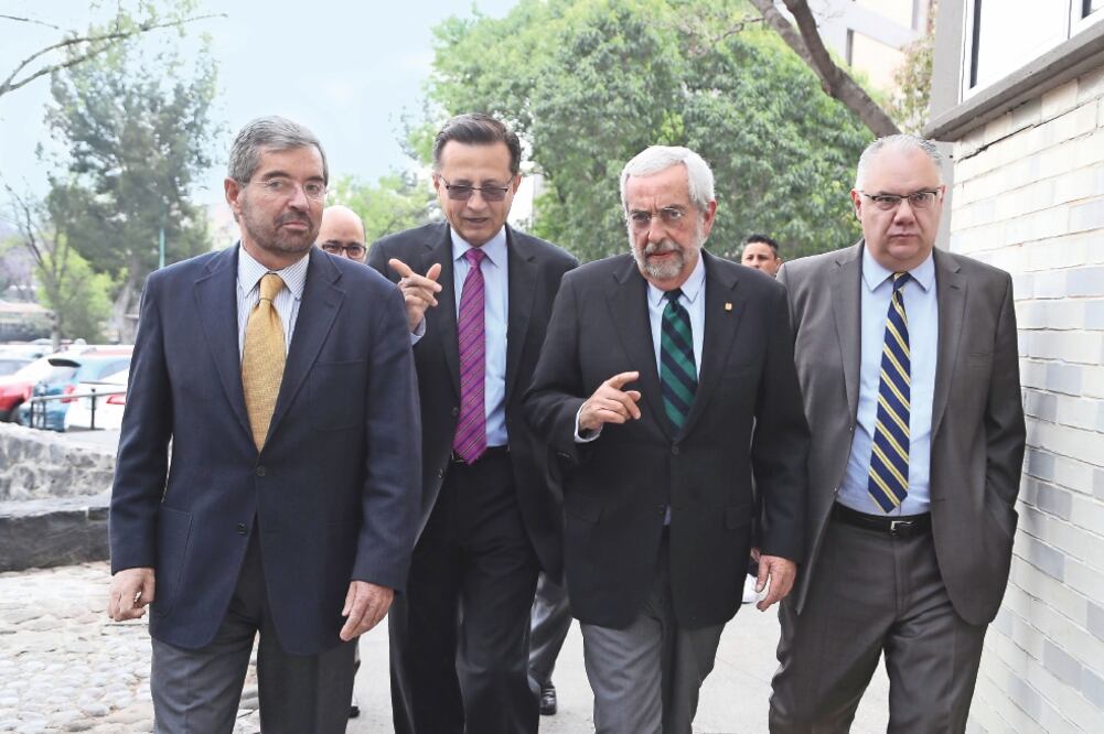 Juan Ramón de la Fuente, ex rector de la UNAM; Roberto Tapia-Conyer, director de la Fundación Carlos Slim; Enrique Graue Wiechers, rector de la máxima casa de estudios, y Germán Fajardo Dolci, director de la Facultad de Medicina (BERENICE FREGOSO)