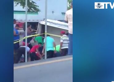 Hurtan pescados de camioneta volcada en Tabasco