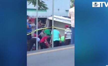 Hurtan pescados de camioneta volcada en Tabasco