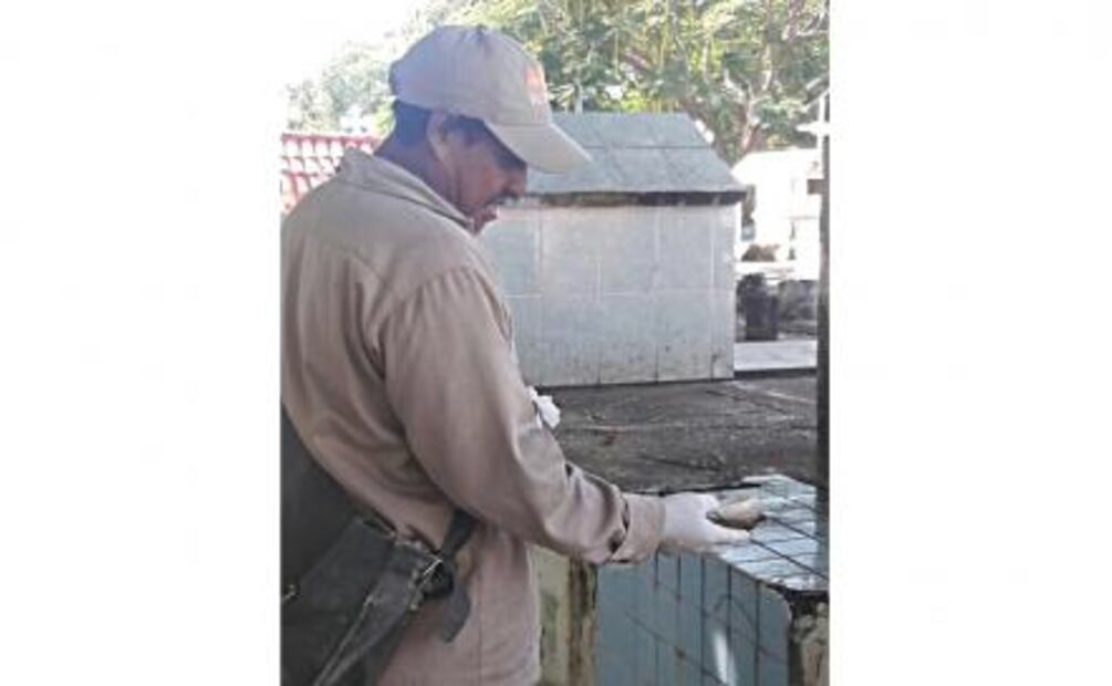 Fumigan y limpian panteones en Quintana Roo previo a Día de Muertos