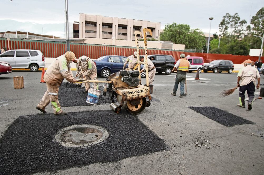 Trabajadores de Venustiano Carranza realizaron las labores de mejora de las calles de San Lázaro. (CARLOS MEJÍA. EL UNIVERSAL)
