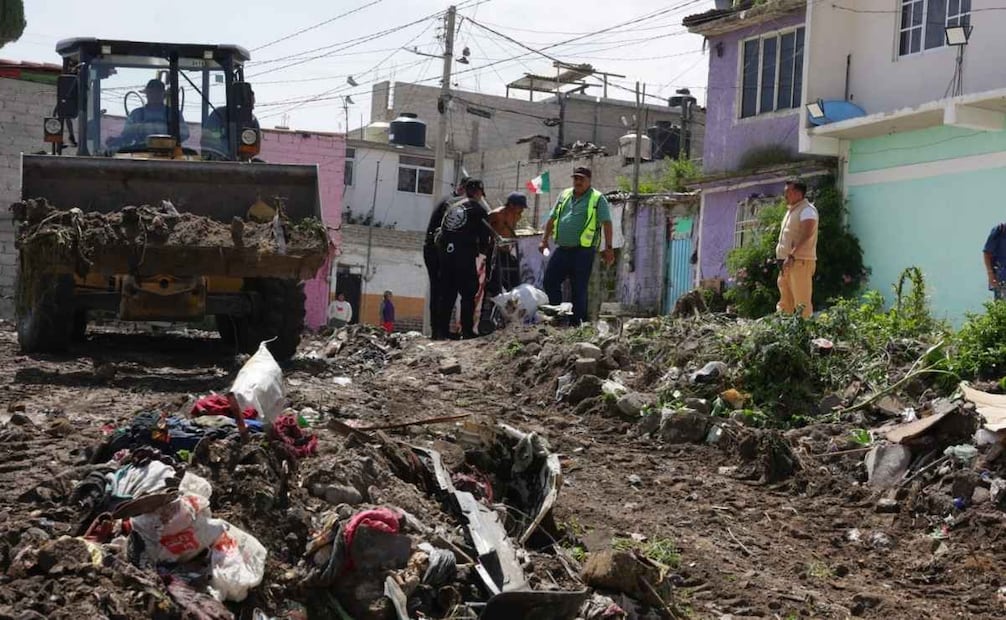 El vertedero clandestino ya es limpiado por trabajadores de la Dirección de Servicios Públicos de Ecatepec. 18/09/2026. | Foto: Cortesía del gobierno de Ecatepec.