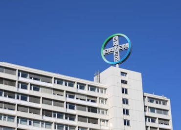 Bayer obligada a compensar con 2 mil 100 mdd en EU por herbicida; Roundup provoca cáncer, alega víctima