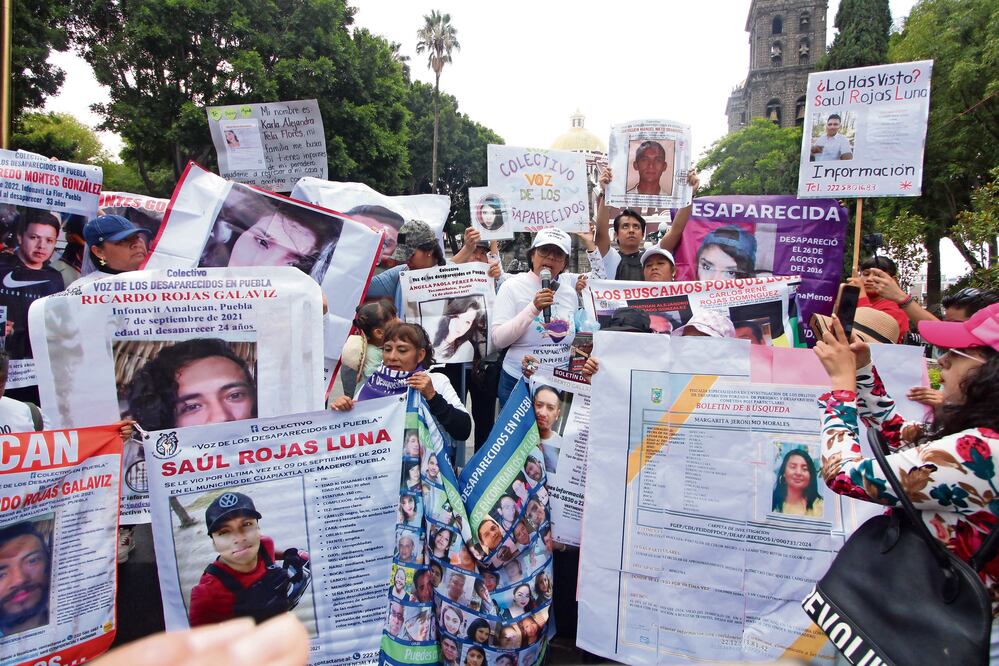 En Puebla, el Colectivo Voz de los Desaparecidos del estado marchó por calles de la capital con los rostros de sus seres queridos en pancartas. Foto: de OMAR CONTRERAS. EL UNIVERSAL