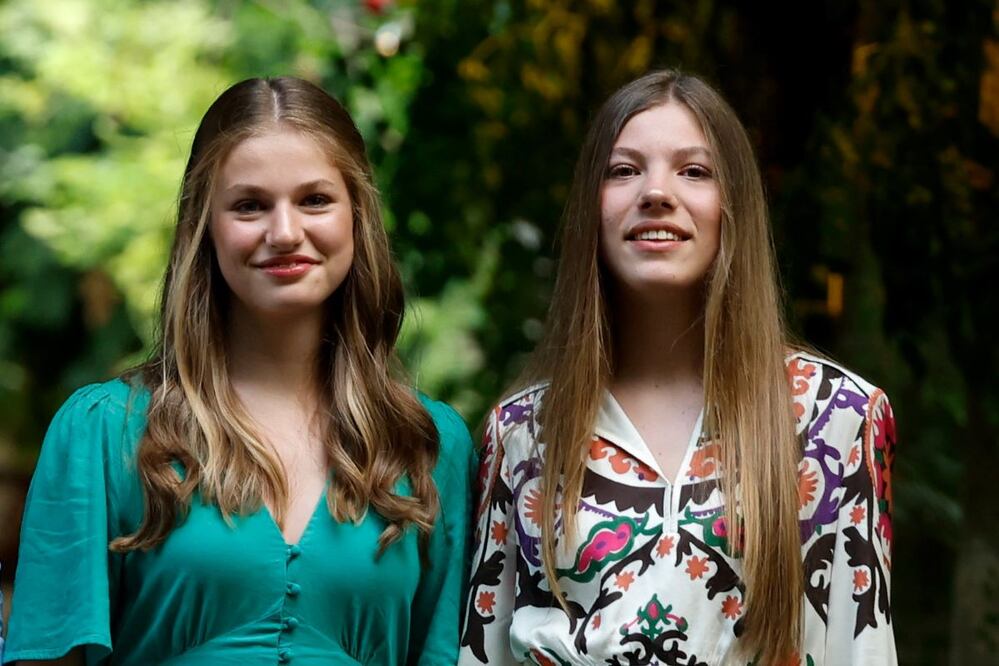 La princesa Leonor (i), y la infanta Sofía, durante sus vacaciones en el Palacio de Marivent, en Palma de Mallorca, el 31 de julio de 2023. FOTO: EFE