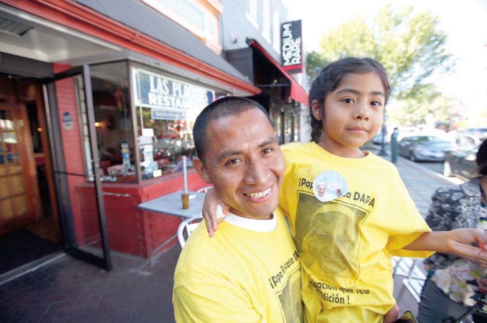 Raúl Cruz, quien trabaja en una fábrica de Los Ángeles, carga a su hija Sophie, de 5 años. La niña cruzó ayer las vallas de seguridad en Washington y entregó al Papa una carta pidiéndole su apoyo a una reforma migratoria (ALEX BRANDON. AP)