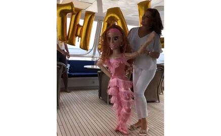 Fanáticos le regalan piñata "Tikitiki" a Thalía por su cumple