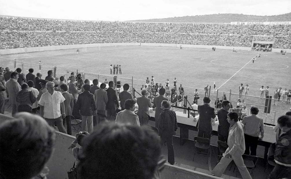 Vista desde gradas del entonces Estadio José López Portillo, con el mandatario observando el recinto. Días previos a su inauguración, algunos equipos de fútbol expresaron su inconformidad con el nuevo recinto deportivo de Nezahualcóyotl, pues no cumplía con la distancia mínima entre estadios. Foto: Archivo EL UNIVERSAL.