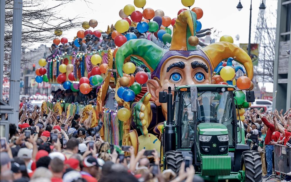 Miles de personas participan este sábado 8 de febrero de 2025 en el gran desfile del Super Bowl LIX en el que se enfrentarán los Chiefs de Kansas City contra las Águilas de Philadelphia, en el Caesars Superdome en Nueva Orleans. Foto: EFE