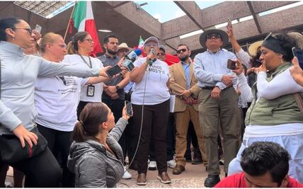 Al grito de ”¡Ni un paso atrás!”, trabajadores del Poder Judicial llegan a San Lázaro; piden audiencia a Jucopo