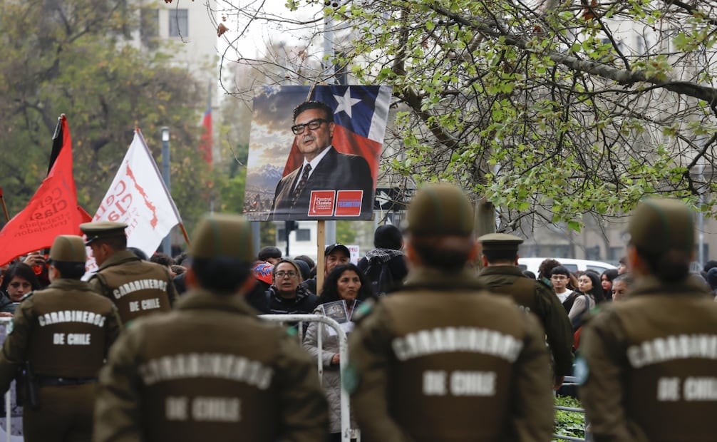 Una persona sostiene un cartel con la imagen de Salvador Allende, este viernes durante la conmemoración de los 53 años del golpe de Estado, en Santiago (Chile). Chile conmemora 53 años del golpe de Estado que derrocó al expresidente Salvador Allende (1970-1973) sin actos oficiales por parte del Gobierno, una decisión inédita desde el retorno de la democracia que marca el primer 11 de septiembre bajo la administración del ultraderechista José Antonio Kast. EFE/ Elvis González