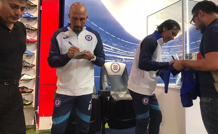 Oscar Pérez y Lupillo Castañeda firman autógrafos en La Noria