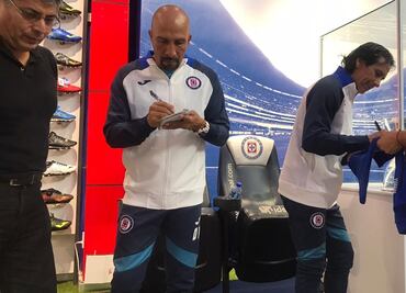 Oscar Pérez y Lupillo Castañeda firman autógrafos en La Noria