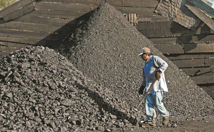 Mineros en Sabinas: trabajan en pareja y les pagan $150 por tonelada de carbón