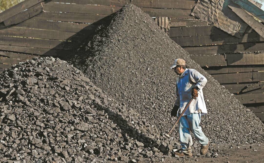 A menos de un kilómetro de la “zona cero”, donde 10 mineros están atrapados, trabajadores volvieron a sus labores. Un huesero separa las piedras del carbón. Foto: Diego Simón/ EL UNIVERSAL