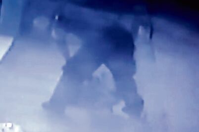 Graban a policía robando a ciudadano