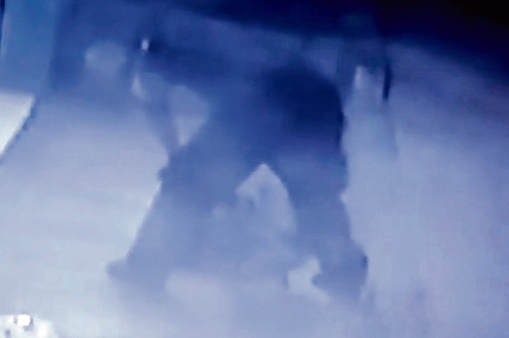 Hurto. El video difundido en redes sociales, del llamado policía carterista, se dio a conocer esta semana. / TOMADA DE VIDEO