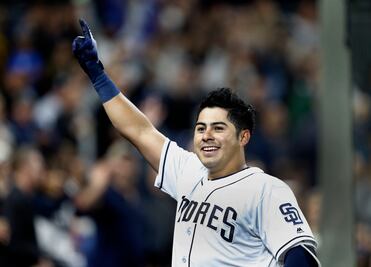 Villanueva pega tres jonrones en el triunfo de los Padres