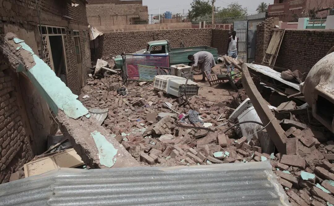 Un limpia los escombros en una casa afectada por los combates en Jartum, Sudán, el 25 de abril de 2023. Foto: AP