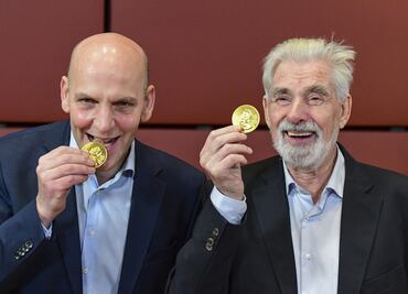 Entregan galardón a premios Nobel de Física y Química 2021 desde Berlín